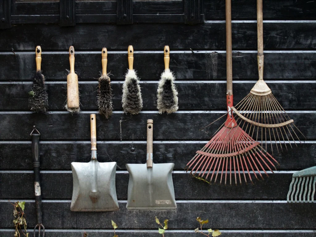 Outils de jardinage rangés dans un abri
