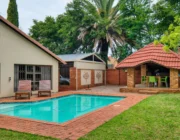 Abri de piscine et pool house : bien choisir et les règles à connaître