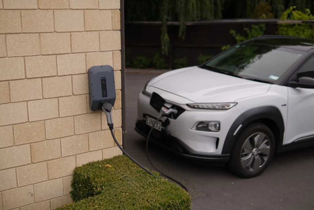 Voiture électrique branchée sur une borne de recharge