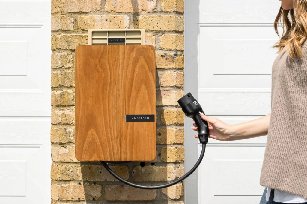 Borne de recharge installée en façade