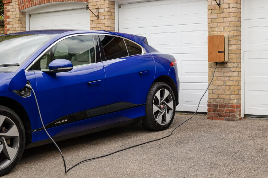 Borne de recharge dans un garage