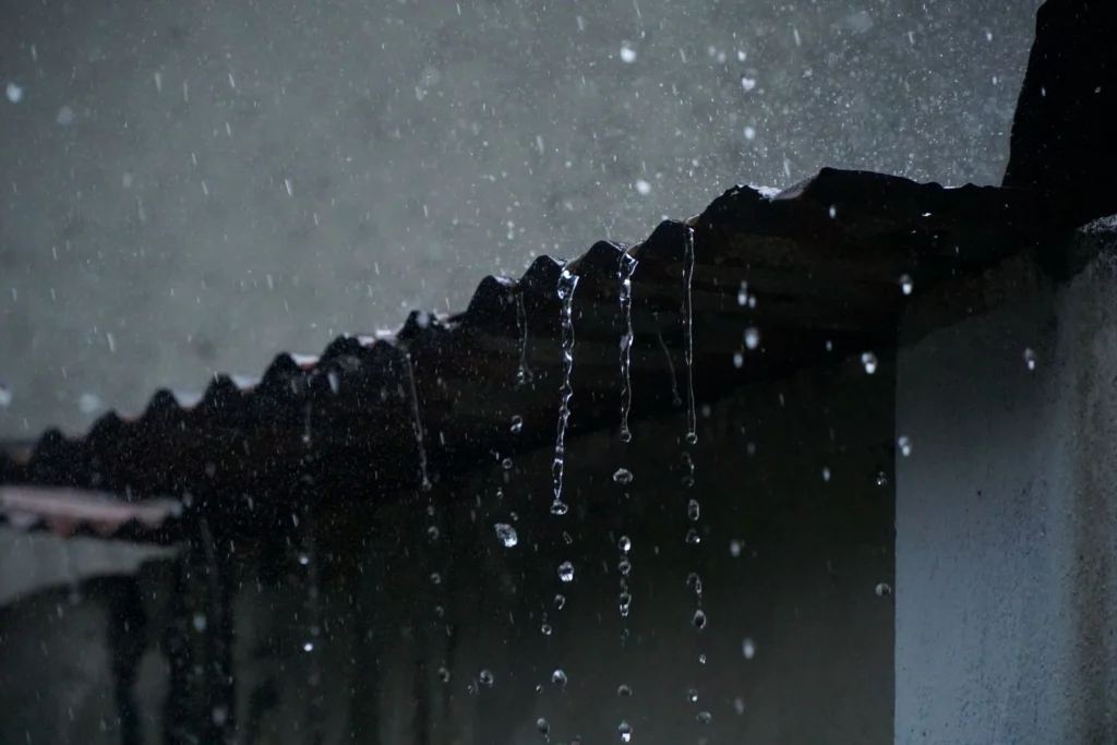 Eau de pluie ruisselant sur une toiture