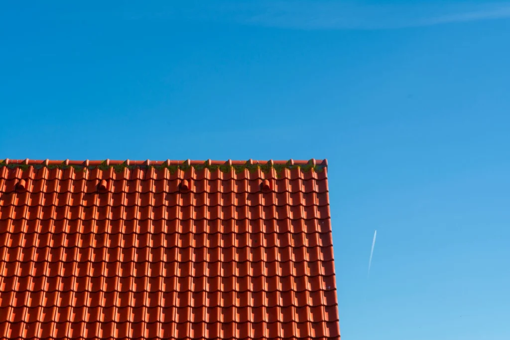 Toiture en tuiles rouges sous un ciel bleu