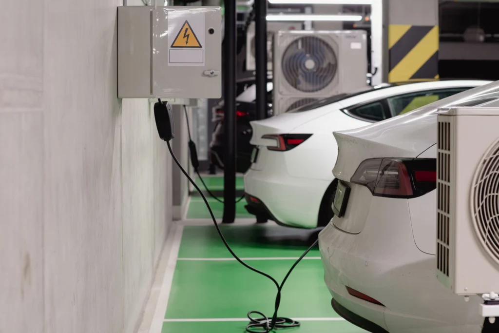 Voitures électriques en recharge