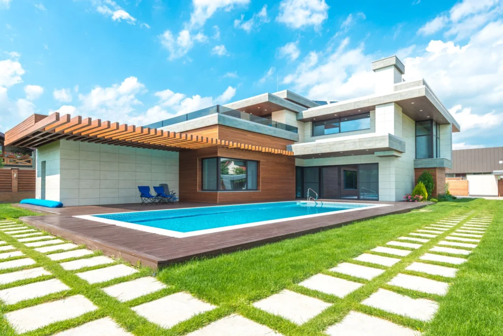 Piscine rectangulaire dans un jardin
