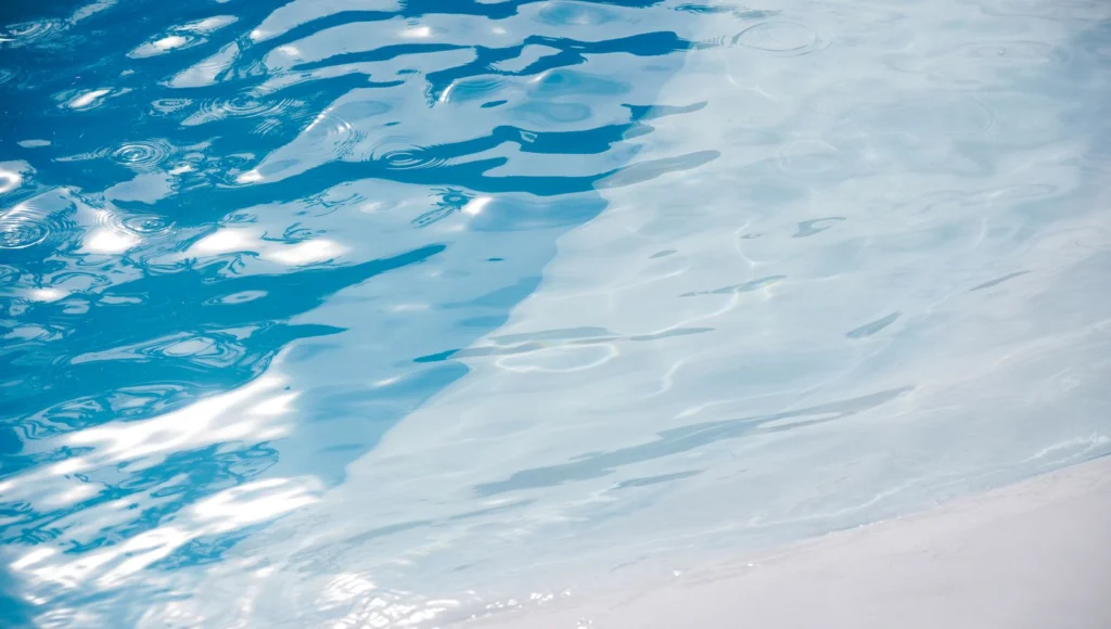 Eau claire d’une piscine bien dosée