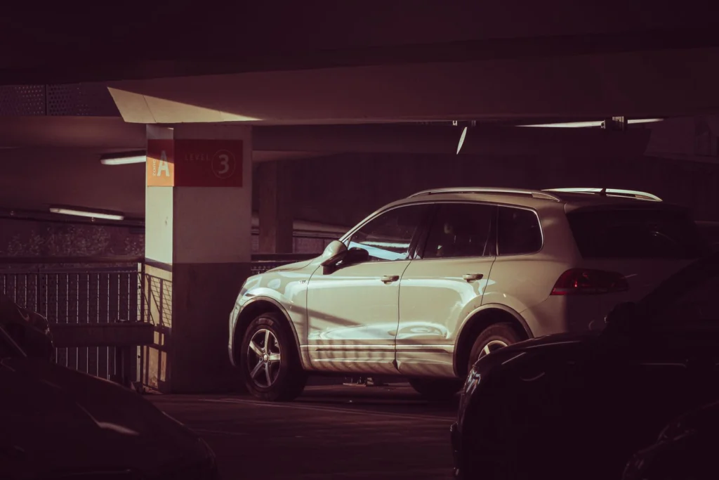 Carport abritant des voitures
