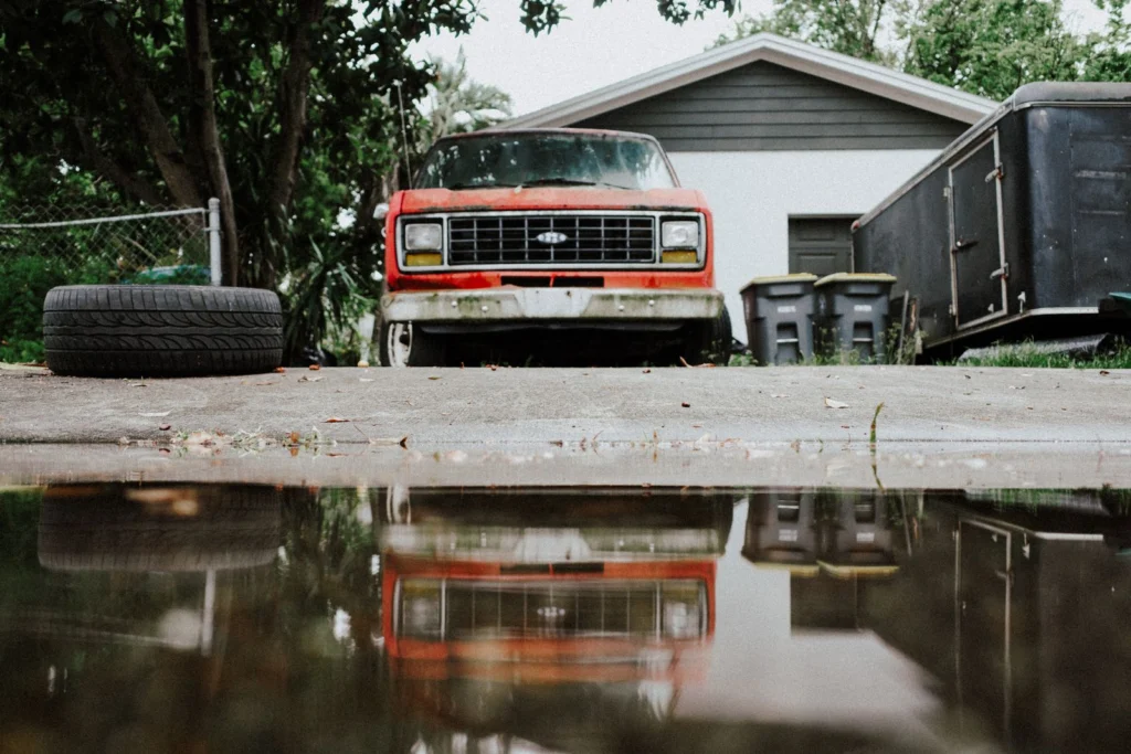 Voiture sur une allée près du carport