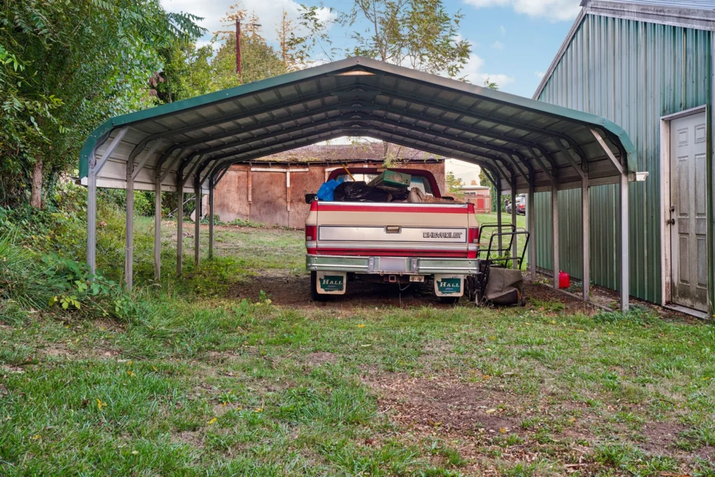 Carport en bois à la campagne