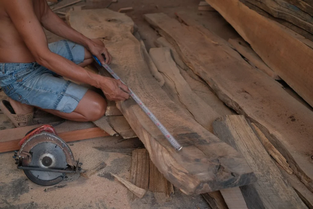 Artisan menuisier au travail