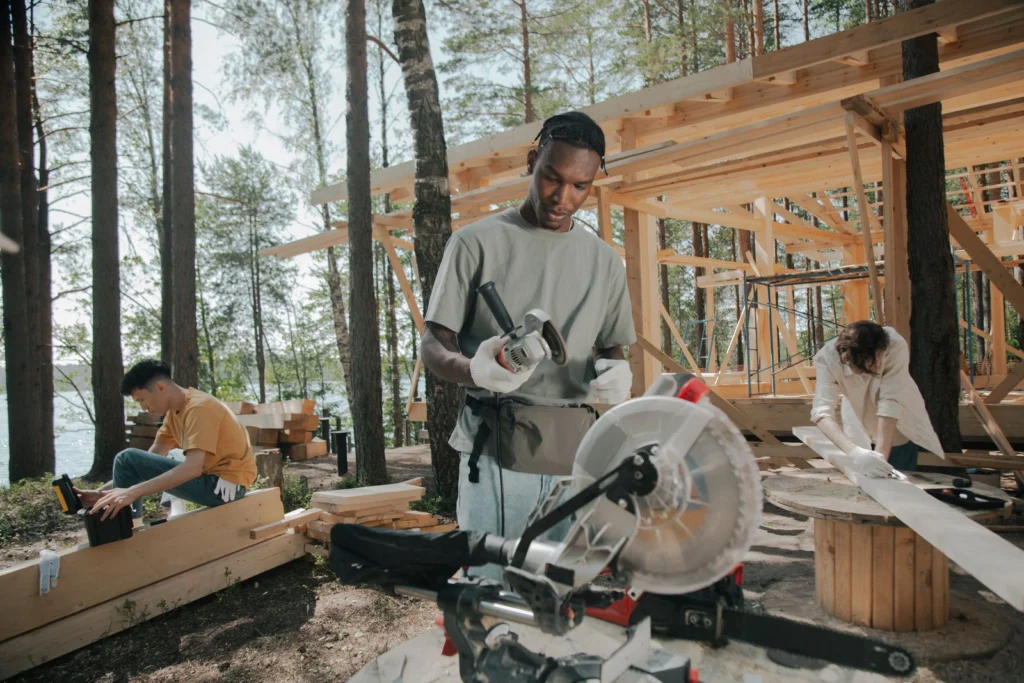 Équipe d’artisans construisant une structure en bois