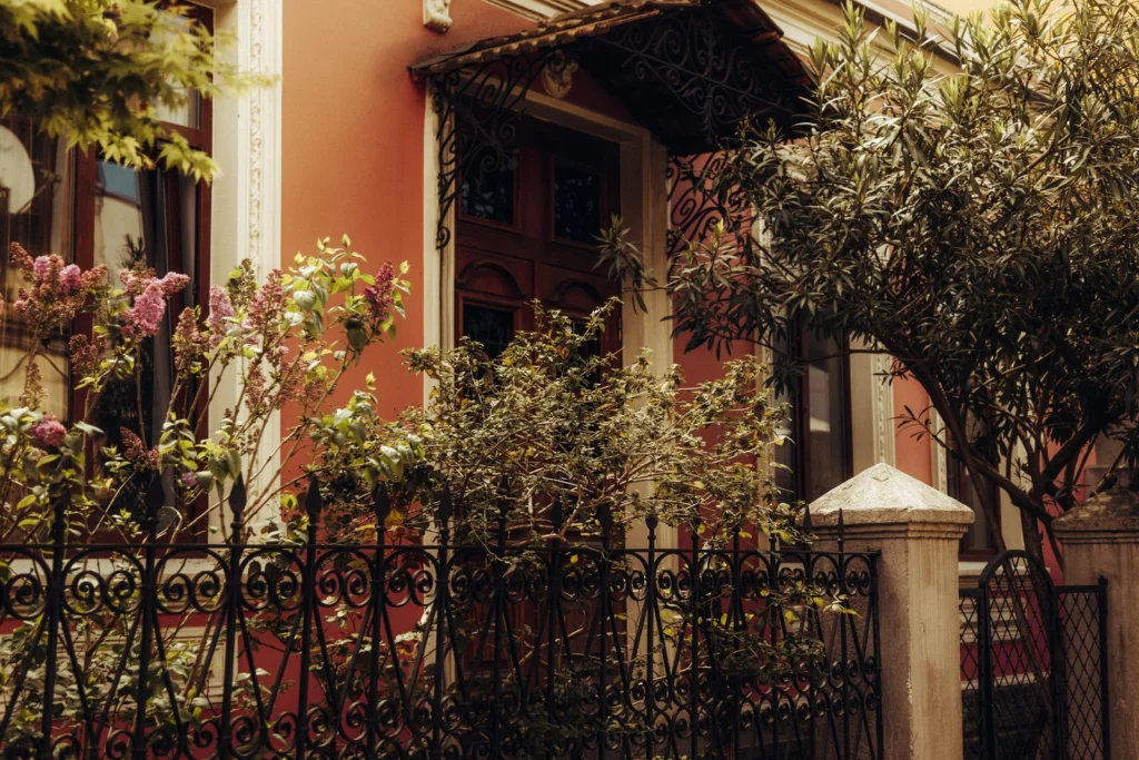 Clôture mitoyenne en bois devant une maison