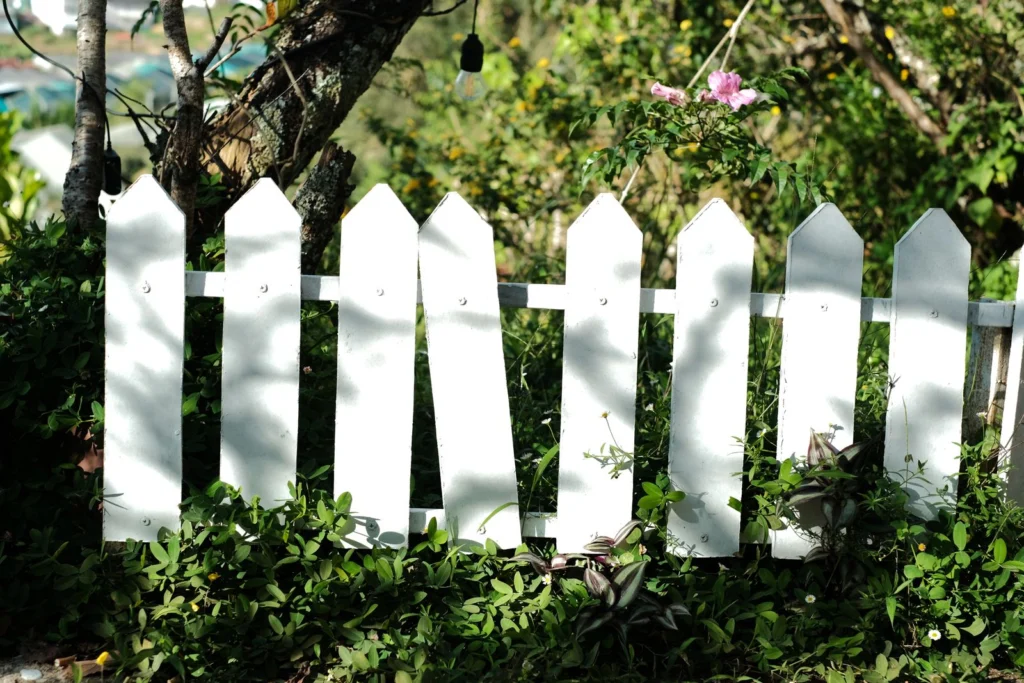 Clôture blanche en limite de jardin