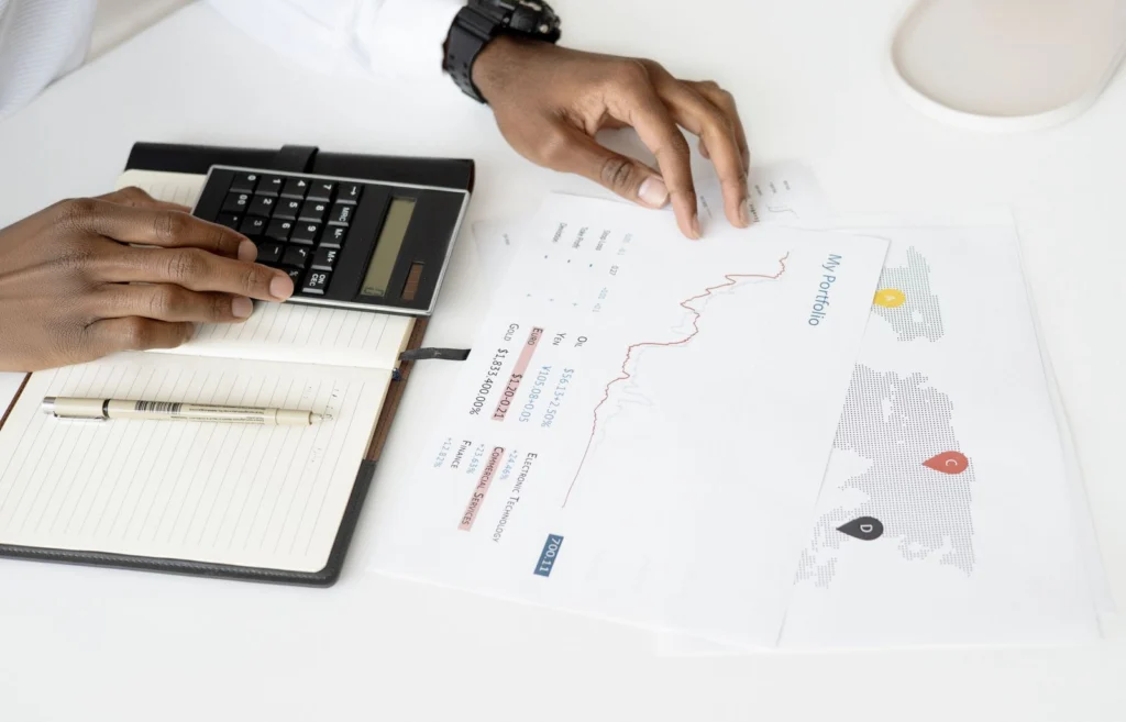 Calculatrice et documents pour comparer des devis