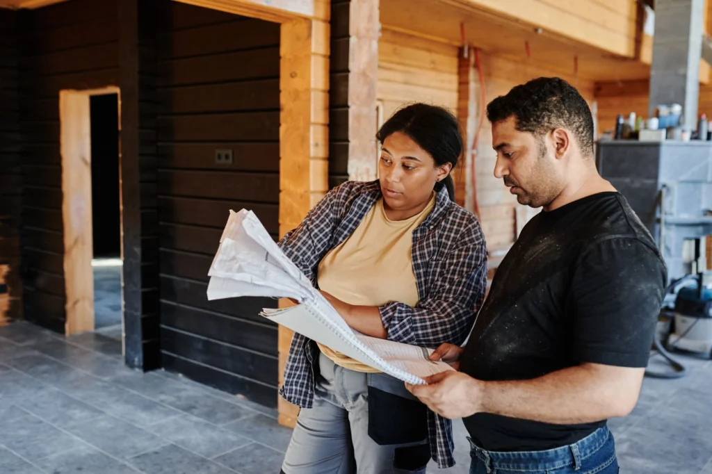 Propriétaires analysant un projet de travaux
