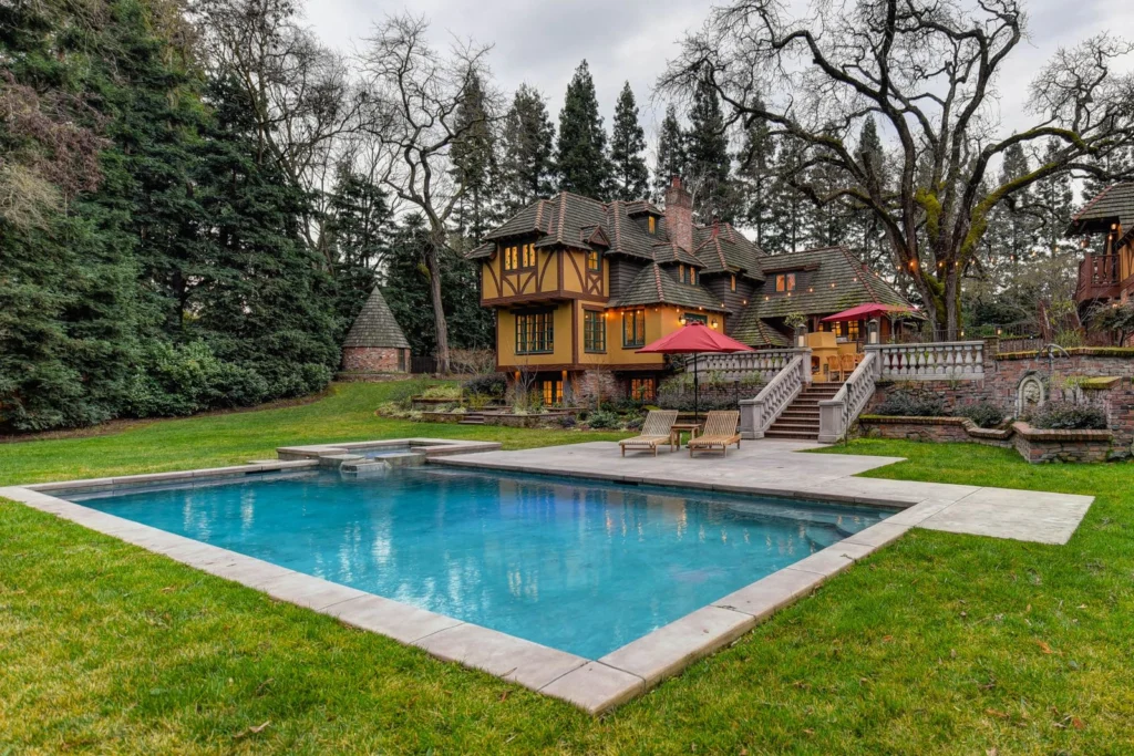 Piscine enterrée devant une maison