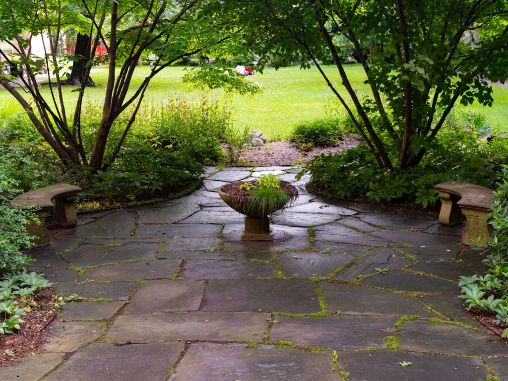 Terrasse en dalles sur plots dans un jardin
