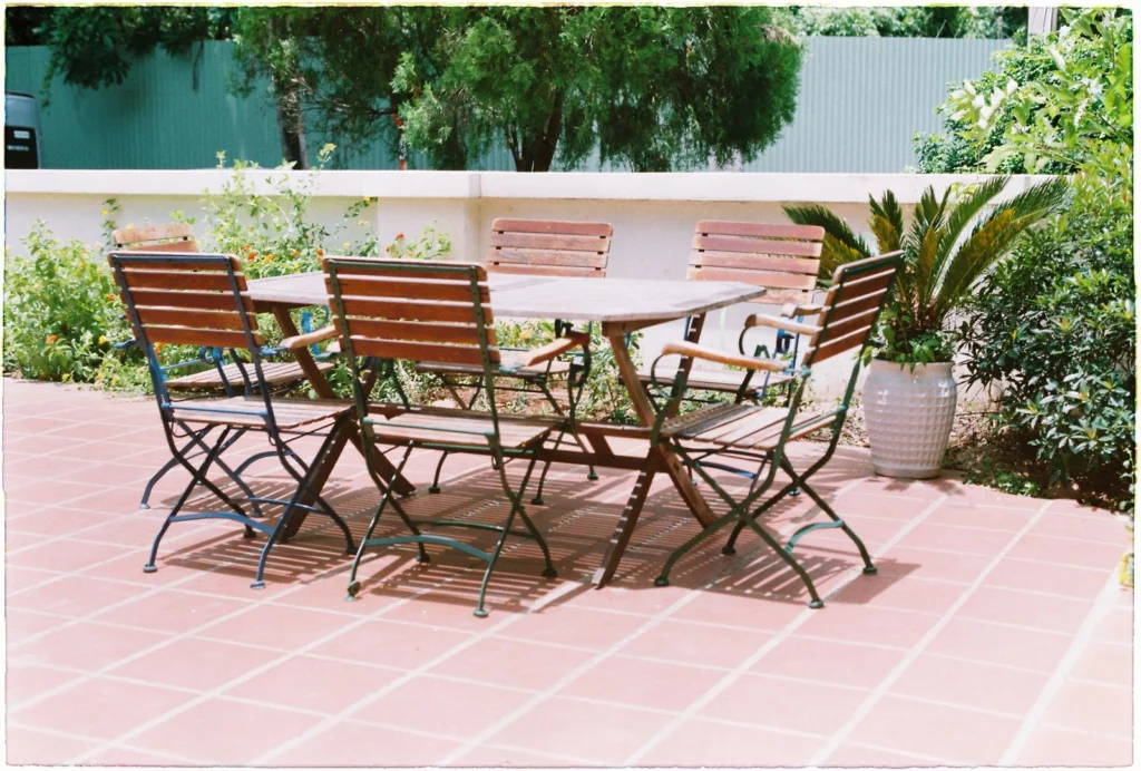 Terrasse dallée meublée