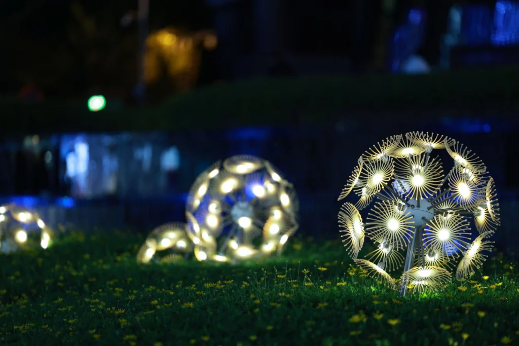 Éclairage extérieur décoratif dans un jardin la nuit