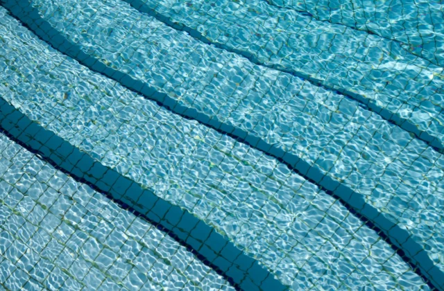 Entretenir sa piscine : le guide et le calendrier de l’année
