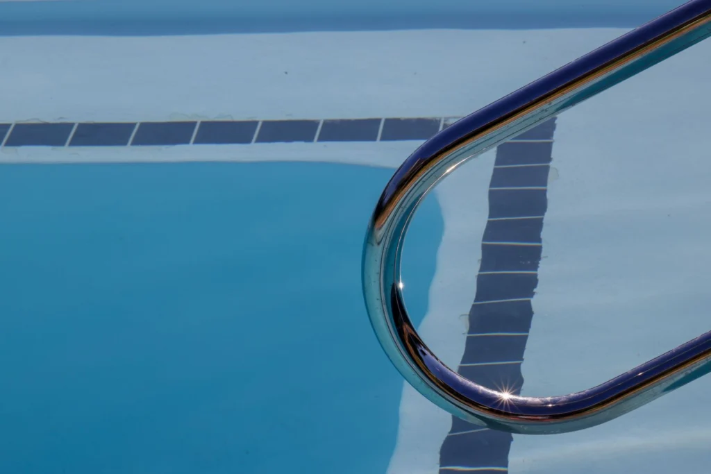 Échelle et eau de piscine limpide