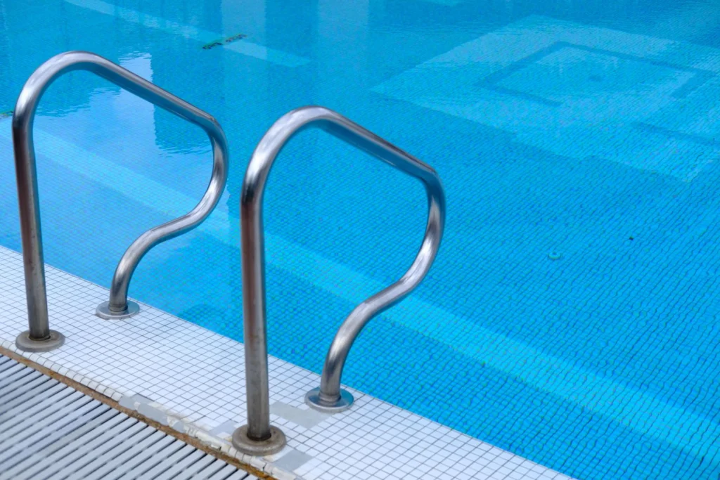 Échelle en inox d’une piscine