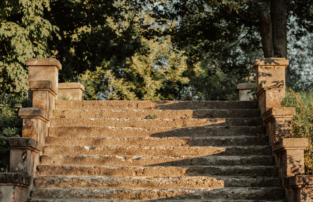 Marches en pierre d’un escalier extérieur