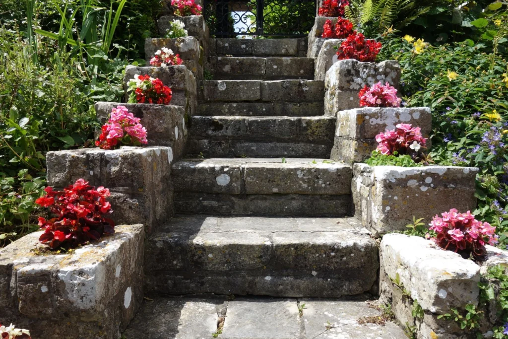 Escalier de jardin bordé de fleurs