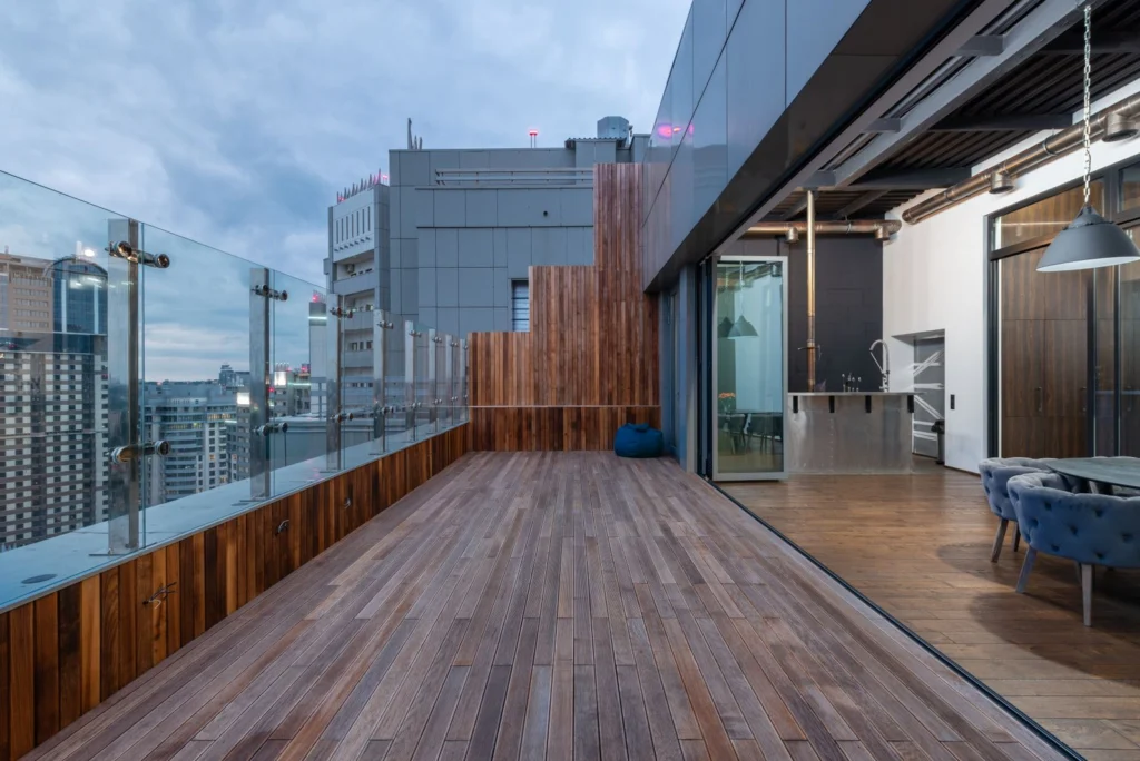 Terrasse sur dalle dont l’étanchéité de terrasse doit être soignée