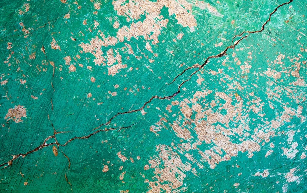 Fissures sur une façade en enduit