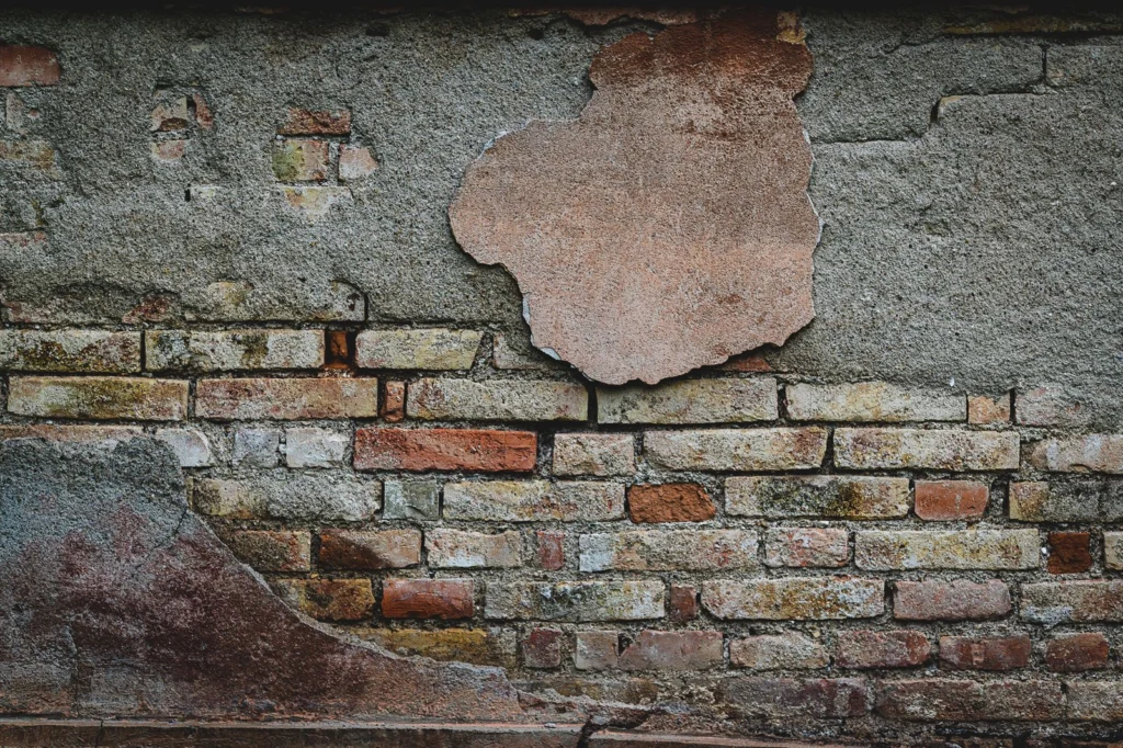 Fissure en escalier dans un mur en briques