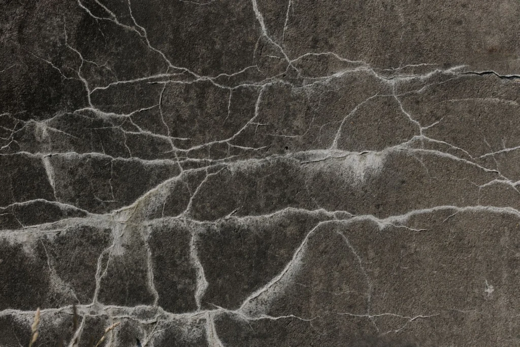 Fissures dans un mur en béton