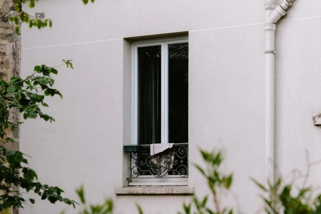 Gouttière et descente pluviale sur une façade entretenue