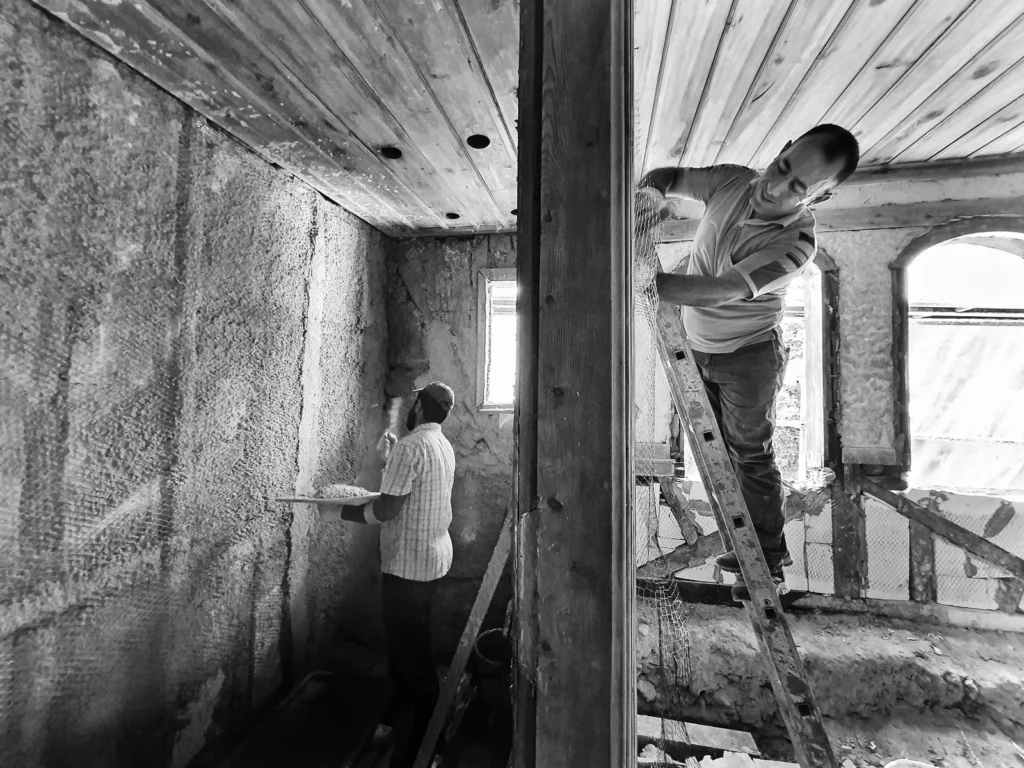 Ouvriers pendant des travaux d’isolation