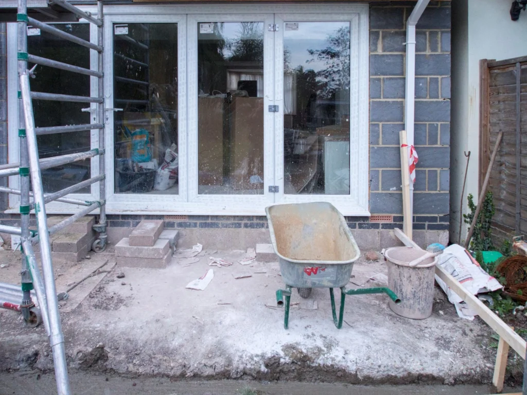 Chantier de rénovation de façade avec isolation