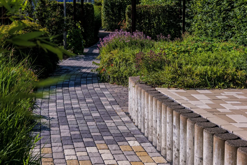 Allée large et plane d’un jardin accessible