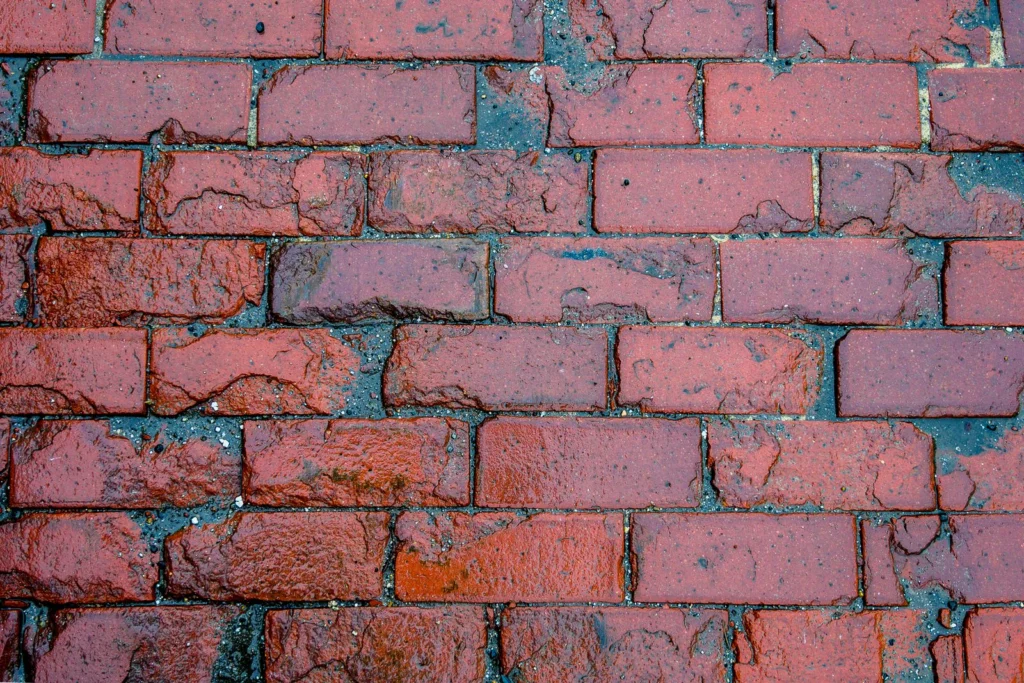 Mur en briques après traitement de l’humidité