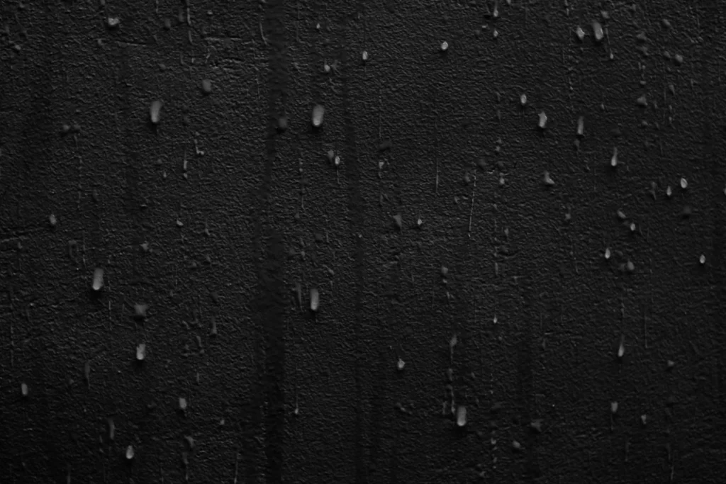 Pluie battante sur un mur extérieur