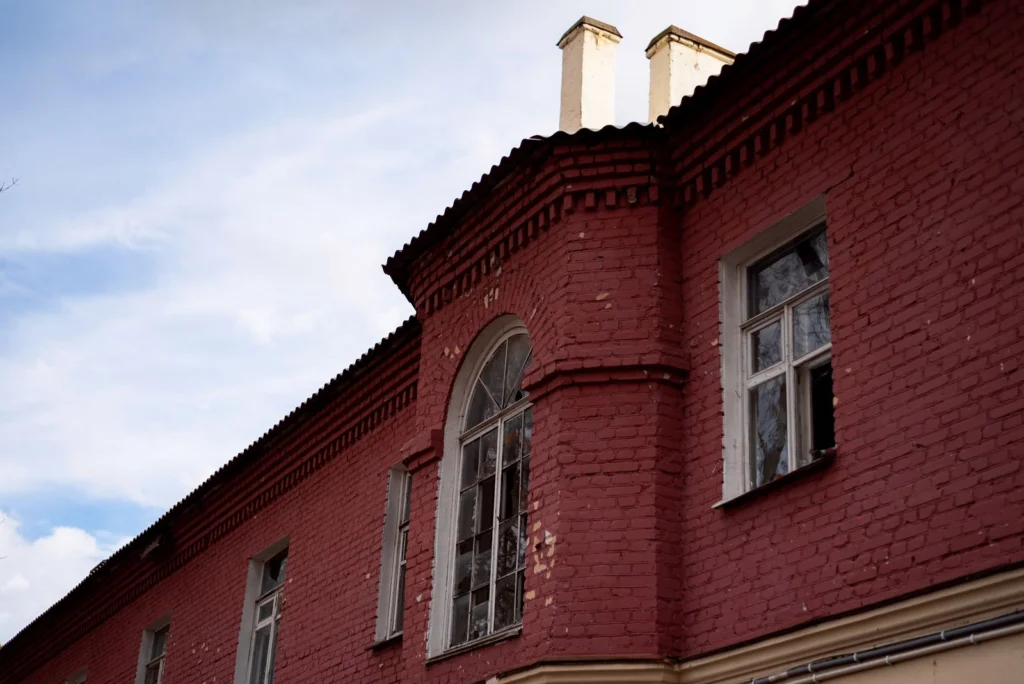 Façade de maison en briques propre