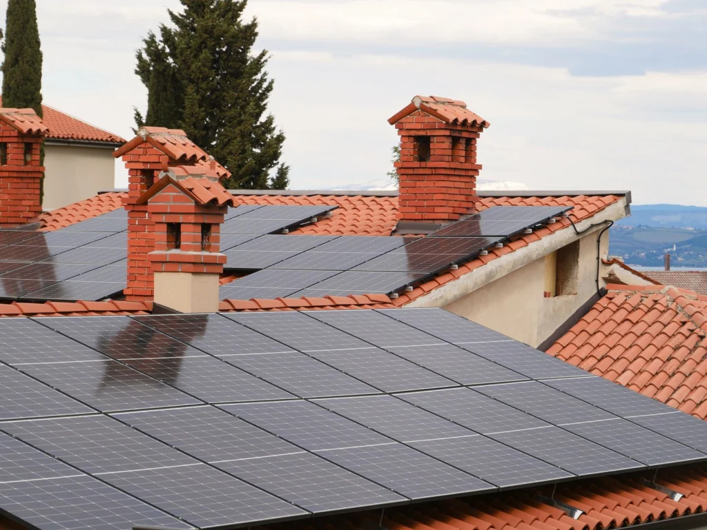 Panneaux photovoltaïques sur des toits de maisons
