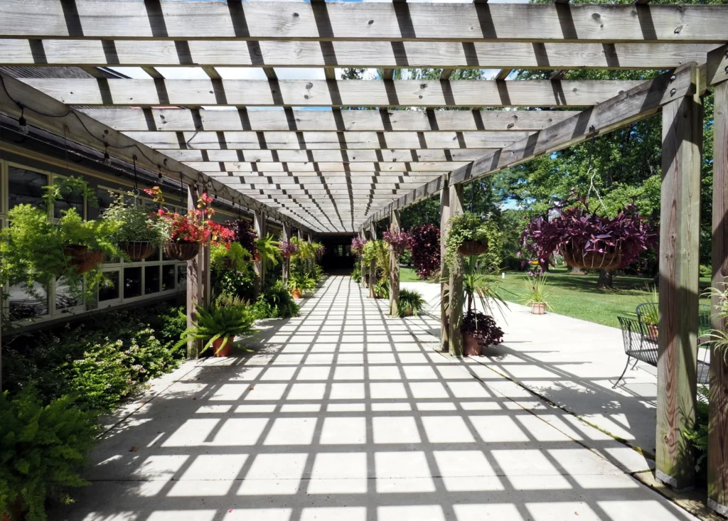 Pergola bioclimatique au-dessus d’une terrasse