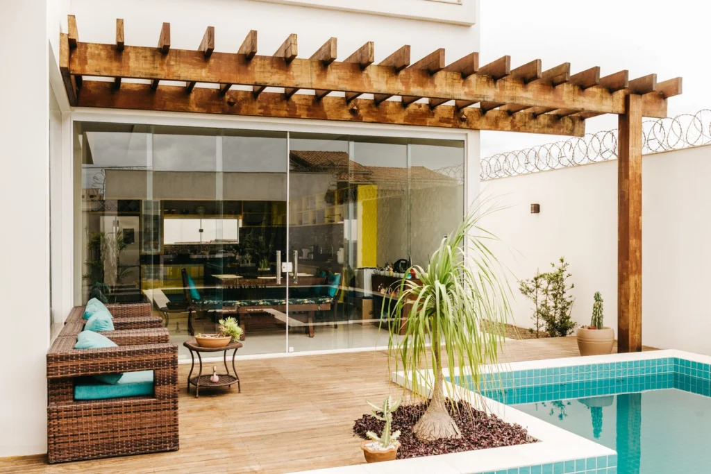 Espace extérieur abrité sous une pergola