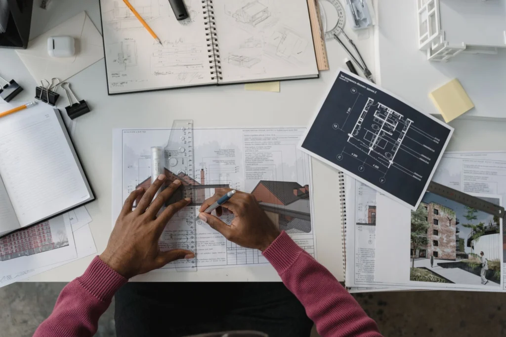 Architecte préparant un dossier de permis