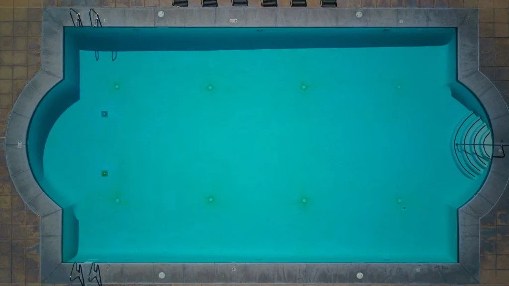 Piscine enterrée vue du ciel