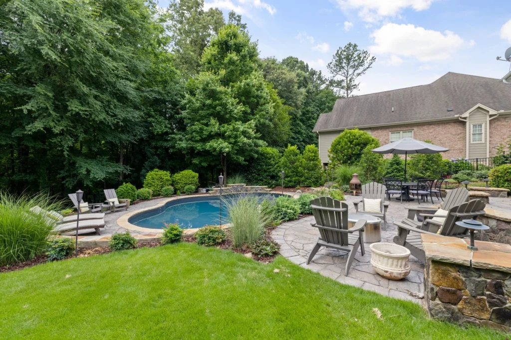 Piscine enterrée et mobilier de jardin