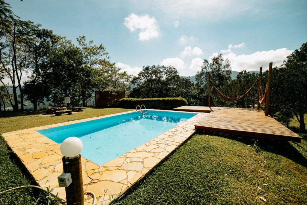 Piscine installée dans une pelouse