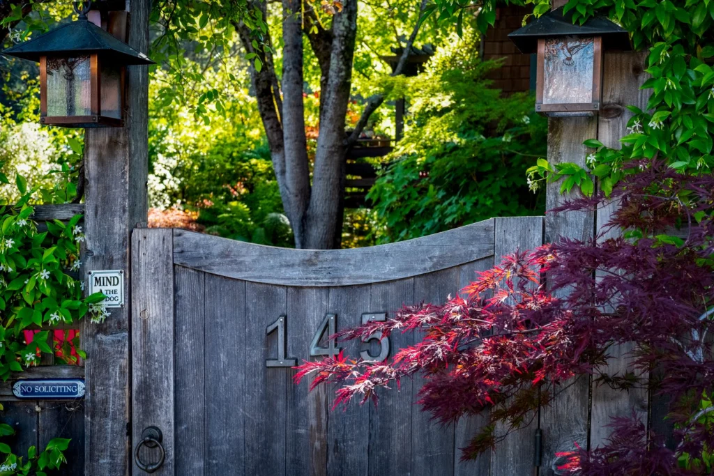 Portail en bois dans un jardin arboré