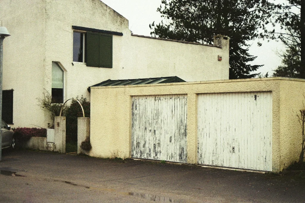 Maison avec porte de garage