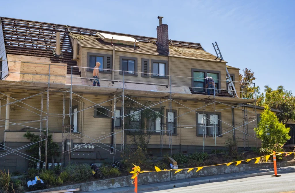 Chantier de toiture sur une maison individuelle