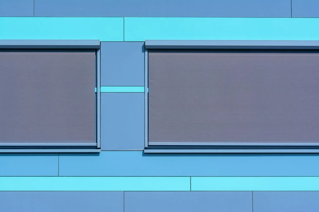 Protection solaire extérieure sur une façade moderne